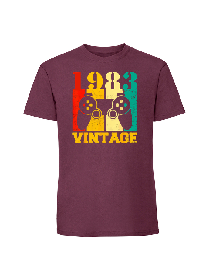 UR00075_burgundowa.png Męska koszulka z nadrukiem –1983 VINTAGE v1 - obrazek 1