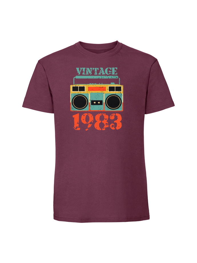 UR00105_burgundowa.png Męska koszulka z nadrukiem –1983VINTAGE MAGNETOFON 1983 - obrazek 1