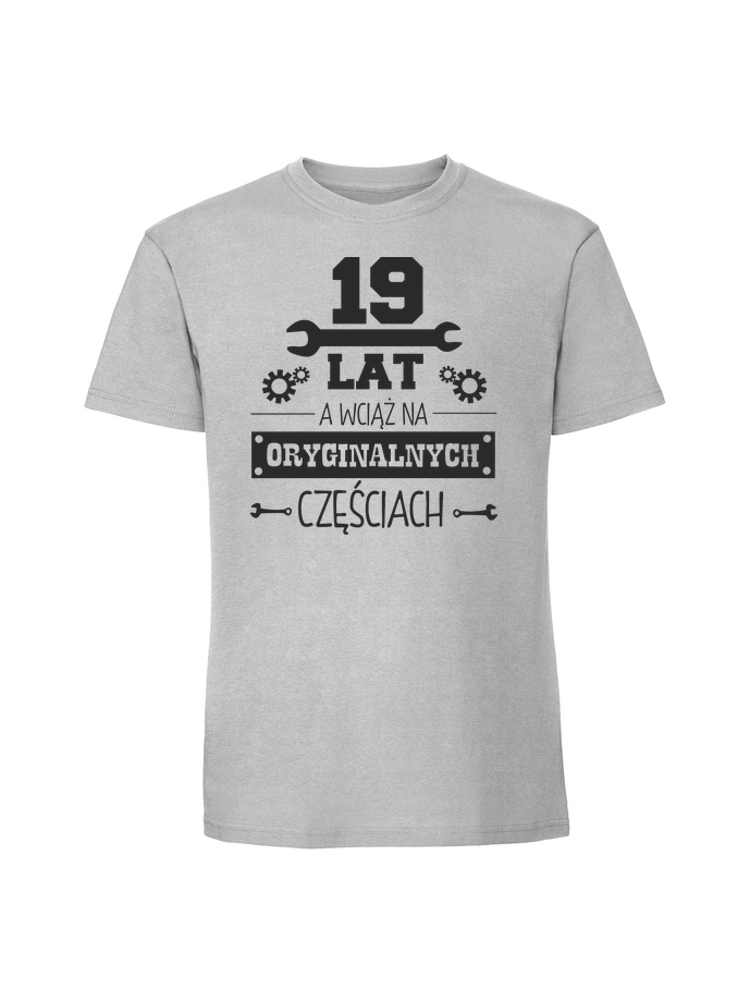 UR00309_pastelowy_szary.png Męska koszulka z nadrukiem – 19 lat oryginalne części - obrazek 1
